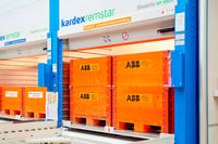 Nicht nur zwei Paletten nebeneinander haben im neuen Shuttle XP 1000 Platz. Bei ABB in Oerlikon wurde die Entnahmeöffnung so hoch gewählt, dass auch Paletten mit Doppelrahmen eingelagert werden können 