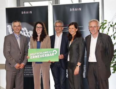 Abstimmung wirtschaftspolitischer Themen zwischen Wirtschaft und Politik. Bei dem Slogan "Deutschland ist erneuerbar" waren sich die Diskutanten einig. (v.l.n.r. Dr. Martin Langer, BRAIN; Angela Dorn (MdL), Tarek Al- Wazir (MdL), Katrin Göring-Eckardt (MdB) und Dr. Holger Zinke, BRAIN)