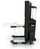 Die frontal ausfahrende Ladeplattform ermöglicht den einfachen Einbau von schwerem IT-Gerät ins Rack.