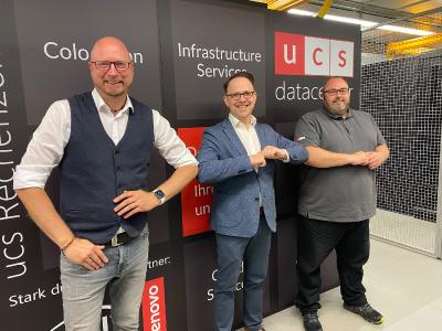 unilab AG Vorstand Uwe Strohbach, NCP Senior Account Manager Benjamin Isak und ucs Geschäftsführer Marco Windhausen besiegeln die Partnerschaft zwischen der ucs datacenter GmbH und der NCP engineering GmbH mit einem korrekt ausgeführten Corona-Gruß (von links nach rechts)