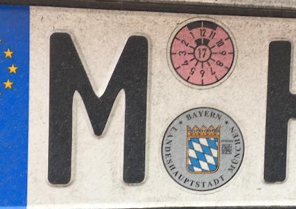 Rosafarbene Plakette auf dem Nummernschild? Dann schnell zur Hauptuntersuchung anmelden