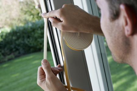 Mit wenigen Handgriffen können sich Mieter bei undichten Fenstern selbst behelfen. Foto: OBI / Immowelt.de
