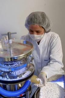 Pharmaceutical production: New pharmaceuticals are first manufactured on a smaller technical scale. During this process the later production conditions are simulated, and the manufacturing process and tablet composition are optimized