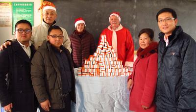 Simon Quian verteilt Geschenke in der Grundschule Haijin, China (vordere Reihe, von links nach rechts) Simon Qian (Chem-Trend China), der stellvertretende Schulleiter und die Schulleiterin, Kevin Sun (General Manager Chem-Trend China). (Hintere Reihe): Shen Qingquan (Mitarbeiter der Haijin Freudenberg School), Rolf Köhler (ehemaliger Leiter