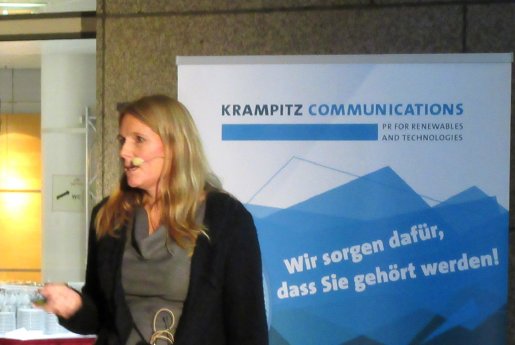 Iris Krampitz gibt in ihrem Vortrag PR-Tipps.JPG