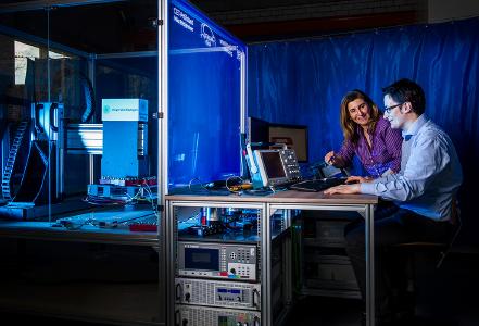 Ein Forscherteam des Instituts für Elektrische Energiewandlung (iew) der Universität Stuttgart um Prof. Dr. Nejila Parspour beschäftigt sich seit Jahren mit der induktiven Energieübertragung unter anderem von E-Fahrzeugen.
