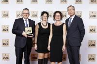 Die Vorstände Daniel Huber, Bärbel Huber und Beatrice Geiler erhalten in Berlin die TOP JOB-Trophäe von Wirtschaftsminister a. D. Wolfgang Clement