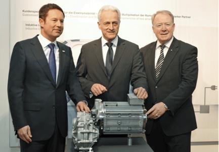 Die Zukunft der Elektromobilität war ein Schwerpunkt der Gespräche von Bundesverkehrsminister Dr. Peter Ramsauer (Mitte), dem Vorsitzenden der Brose Gruppe, Jürgen Otto (links), und Bundestagsabgeordneten Hans Michelbach (rechts)