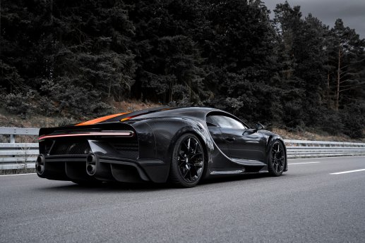Bugatti-Chiron-breaks-300mph-with-3D-printed-exhaust-finishers-produced-by-APWORKS-1.jpg