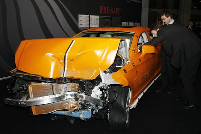 Crash-Fahrzeug mit geöffnetem Airbag