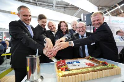 Anschnitt der Geburtstagstorte auf der Moulding Expo in Stuttgart: VDWF-Geschäftsführer Ralf Dürrwächter, die drei Verbands-Vorstände Anton Schweiger, Barbara Ellinger-Walter, Markus Bay sowie Messe-Chef Ulrich Kromer von Baerle und VDWF-Geschäftsführer Heiko Semrau (v. l.)