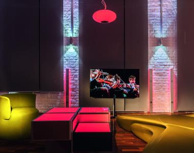 Cammisar Loft in Berlin, Prenzlauer Berg. In der Manufaktur von Hartmut Cammisar entwickelte Möbel und vernetzte Komfortlösungen, präsentiert von Connected Comfort, machen die technischen Möglichkeiten moderner Gebäudeautomation unmittelbar erlebbar.
Bild: Roman Thomas für Connected Comfort