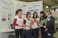 Saskia Krüger, Isabelle Hirthe und Annika Stender von der Ludwig-Geissler-Schule (Sieger im Bereich Biologie, Jugend forscht) bei einer Jurypräsentation mit Dr. Ekaterini Copanaki und Dr. Marie-Luise Bopp (beide Heraeus)