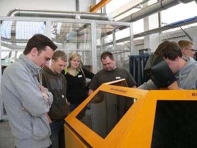 Insgesamt 58 Studenten informierten sich im Rahmen der DVS-Praxisworkshops bei den Unternehmen Kjellberg Finsterwalde, IHT Automation und der Messer Group. Gefragt waren praktische Informationen – wie hier bei Kjellberg im brandenburgischen Finsterwalde (Bild: DVS)