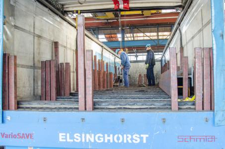 Bewährte Sicherheit: Seit 2009 arbeitet der Stahlhändler G. Elsinghorst Stahl und Technik GmbH mit dem formschlüssigen Ladungssicherungssystem VarioSAVE – und erzielt damit durchschnittlich 90 Minuten Zeitersparnis pro Tag und Fahrzeug.