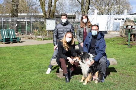 Tim Wenzel und Janina Thiele (links im Bild) vom Software-Unternehmen slashwhy übergeben eine Spende an Petra Hoop und Sven Fraaß (rechts im Bild) vom Hamburger Tierschutzverein.