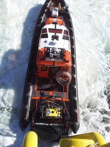 Das mit den TUBUS Strukturdämpfern ausgerüstete Boot auf dem Weg zum Wartungseinsatz in einem der Windparks / Foto: ACE Stoßdämpfer GmbH, Wals Diving & marine service