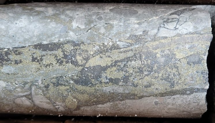 Brixton Metals - Foto des Bohrkerns HHD-005 bei 903,5 m, der eine subvertikale Pyrit-Enargit-Ade.jpg
