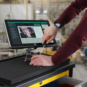 Smartwatches are excellently suited for activity recognition. According to Fraunhofer researcher Bodo Urban, the technology’s potential is not yet exploited although it is inexpensive. In particular for Industry 4.0, he is expecting exciting developments in the years to come (© Fraunhofer IGD)