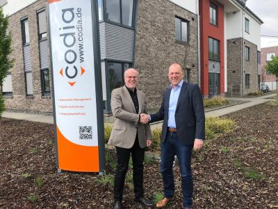 Christoph Pliete, Vorstandsvorsitzender der d.velop AG (links) und Laurenz Stecking, Geschäftsführer der codia Software GmbH, freuen sich auf die Intensivierung der Zusammenarbeit. Bildnachweis: d.velop