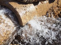 Je älter die Leitungen, desto höher die Wasserverluste. Weltweit versickern 35 % des bereitgestellten Wassers durchschnittlich aufgrund von Leckagen in den Rohrleitungen ungenutzt im Boden.