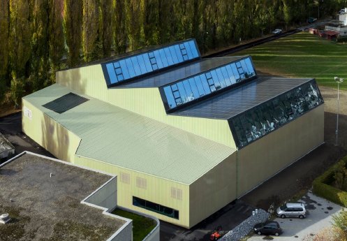 Turnhalle in Visp mit Solarmodulen von Kyocera_Dachansicht.jpg