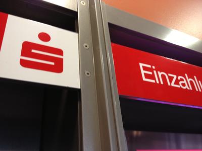 Umziehen ist mit Stress verbunden. Schon Monate vor dem großen Tag beginnt die Arbeit. Gut, wenn die Umzugsservices von Post, Telekom und den Sparkassen mit anpacken