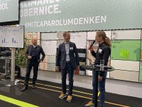 Im Dialog auf der BAU (von links): Hauptgeschäftsführer Mathias Bucksteeg vom Bundesverband Farbe Gestaltung Bautenschutz, Caparol-Firmeninhaber Dr. Ralf Murjahn und Caparol-Geschäftsführer Guido Kuphal tauschten sich mit Besuchern am Messestand über die Zukunft des Malerhandwerks aus