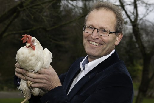 Geschäftsführer Bernd Esders mit dem Huhn Agate.jpg