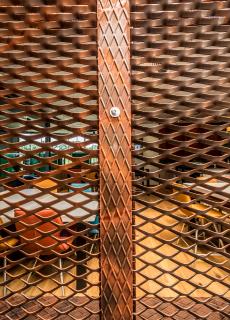 Insgesamt wurden 20 Quadratmeter Mevaco Streckmetall Raute 76x35x11 aus Aluminium in einer Materialdicke von 2,0 m in der hauseigenen Pulver-Beschichtungsanlage in Corten-Stahl-Optik pulverbeschichtet und verbaut.
Foto: Maks Richter