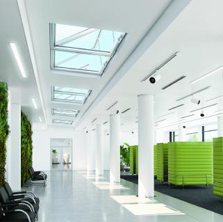 Dank der individuellen Steuerung und der Einbindungsmöglichkeit in die Gebäudeautomation ist Schüco DriveTec ideal für schwer zugängliche Fenster wie Oberlichter oder Dachfenster. (c) Schüco International KG