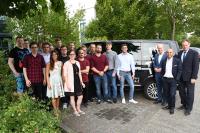 IHK-Geschäftsführer Swen Binner, Raynet-Geschäftsführer Ragip Aydin, IHK-Hauptgeschäftsführer Thomas Niehoff, Raynet-Ausbilderin Anja Wöstenkühler und Raynet-Marketingleiterin Isabella Borth mit einem Großteil der Auszubildenden des Paderborner IT-Unternehmens (v. r.) beim Fototermin anlässlich der Best-Practise-Tour. Foto: IHK