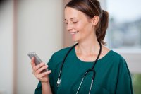 Künftig können alle Leistungserbringer im Gesundheitswesen einfach über die Telematikinfrastruktur, sichere KIM-Mails und mobil über den den TI-Messenger kommunizieren. Foto: AKQUINET