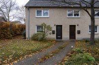 Zweifamilienhaus mit zwei getrennten Hauseingängen und zwei Briefkästen an einer ruhigen Wohnstraße. Ein verputztes Zweifamilienhaus aus den Sechzigerjahren mit zwei getrennten Hauseingängen, zwei Briefkästen und einem gemeinsamen Vorgarten an einer ruhigen Wohnstraße im Spätherbst. Symbolbild zum Urteil des Bundesgerichtshofs über die Maklerprovision beim Kauf eines Zweifamilienhauses. / Bild-Copyright: Provimedia GmbH / KI-generiert