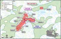 Abbildung 1: Lage des Projekts Hook Lake und Umriss der geplanten luftgestützten magnetischen Untersuchung. Innerhalb der rosa Umrandung wird eine Untersuchung mit einem Linienabstand von 100 m durchgeführt; innerhalb des blauen Polygons Abbildung 1: Lage des Projekts Hook Lake und Umriss der geplanten luftgestützten magnetischen Untersuchung. Innerhalb der rosa Umrandung wird eine Untersuchung mit einem Linienabstand von 100 m durchgeführt; innerhalb des blauen Polygons