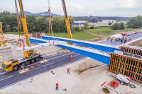 Einheben der ersten Fahrbahnplatte der Segmentbrücke Bögl an der Ortsumgehung Mühlhausen / Bildnachweis: Reinhard Mederer