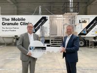 Nach der Übernahme der Separation AG durch die GREIWING logistics for you GmbH zum 1. Oktober 2020, hat Jürgen Greiwing (r.) symbolisch den Schlüssel von Georg Wilms (ehemaligen Inhaber der Separation AG) entgegengenommen. (Foto: GREIWING)
