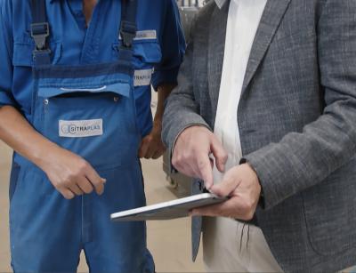 Wenn eine Störung in der Anlage auftritt, bekommt der Anlagenführer eine Meldung auf sein Tablet und es können umgehend Gegenmaßnahmen eingeleitet werden / Foto: Sesotec GmbH