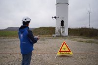 Windenergieanlagen werden von TÜV SÜD mit KI-gestützten Drohnen effizienter inspiziert.