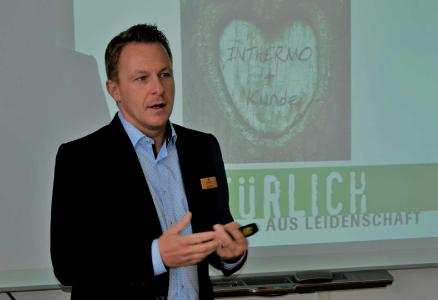 INTHERMO-Geschäftsführer Dipl.-Holzbauing. Stefan Berbner lädt die Baufachpresse ein, mit ihm und seinem Team auf der DACH+HOLZ 2020 in Stuttgart über Vorfertigung, Automation und andere Herausforderungen für Zulieferer des Holzhausbaus zu diskutieren: Halle 10, Stand 214 / Foto: Achim Zielke für INTHERMO, Ober-Ramstadt; www.inthermo.de