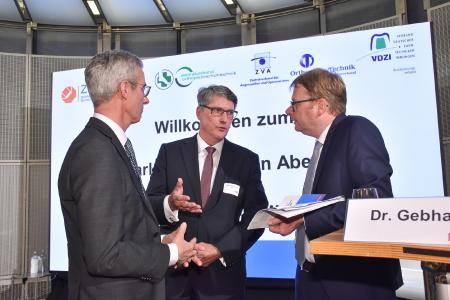 VDZI-Präsident Dominik Kruchen (Mitte) mit Dr. Thomas Gebhart (rechts), Parlamentarischer Staatssekretär im BMG, und Eberhard Schmidt, Vizepräsident der Bundesinnung der Hörakustiker / Fotonachweis: ZDH/Boris Trenkel