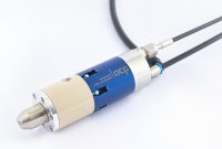 Die innovative, verschleißfreie Zweistoff-Ringdüse erzeugt einen gepulsten Strahl. Sie wird dafür mit einem eigens für diese Applikation entwickelten Ventil ausgestattet, das Taktzeiten von bis zu 20 Millisekunden ermöglicht.