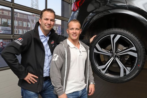 Fabian Hambüchen beim saisonalen Wechsel bei Reifen Helm – gemeinsam mit Geschäftsführer Stephan.jpg