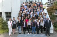 Start der Heraeus Ausbildung 2016: die neuen Auszubildenden und Dual Studierenden mit Kerstin Mades, Head of Global HR Policies and Guidelines und Karin Saar, Leiterin Ausbildung (von links) und Christoph Obladen, Senior Vice President HR Germany (rechts außen) Start der Heraeus Ausbildung 2016: die neuen Auszubildenden und Dual Studierenden mit Kerstin Mades, Head of Global HR Policies and Guidelines und Karin Saar, Leiterin Ausbildung (von links) und Christoph Obladen, Senior Vice President HR Germany (rechts außen)