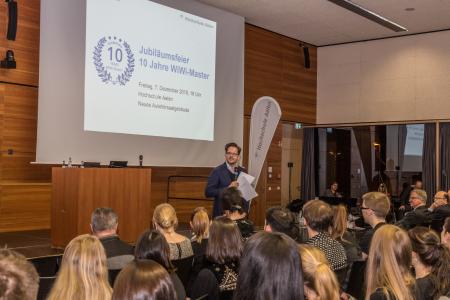 Dekan Prof. Dr. Ingo Scheuermann betonte in seiner Ansprache den wichtigen Stellenwert der Masterprogramme in der Fakultät Wirtschaftswissenschaften. Sie zählen zu den erfolgreichsten Studienprogrammen an der Hochschule Aalen, Bildhinweis: © Hochschule Aalen/ Ilka Diekmann