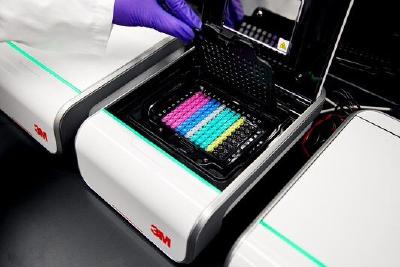 Das kompakte 3M Molekulare Detektionssystem verarbeitet bis zu 94 farbkodierte Teströhrchen gleichzeitig / Foto: 3M