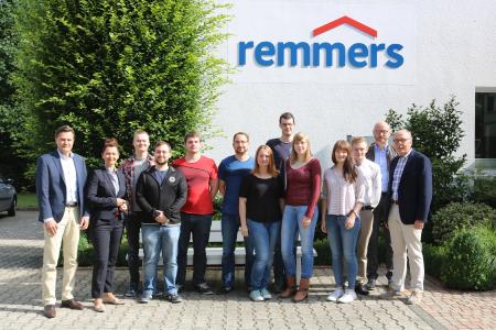 Erfolgreicher Abschlussjahrgang Sommer 2017: (v.l.n.r.) Heiner Stalling (Bereichsleiter IT), Dr. Christina Schwerter (Personalreferentin), Fabian Kellermann (Chemielaborant), Daniel Trippel (Fachinformatiker für Systemintegration), Luca Klausing (Chemielaborant), Tobias Pundsack (Chemielaborant), Anastasia Tepljakova (Chemielaborantin), Alexander Eith (Chemielaborant), Sara Zerhusen (Chemielaborantin), Luzia Rolfes (Chemielaborantin), Dominik Surmann (Mediengestalter), Andreas Tewes (Ausbildungsleiter Chemielaboranten und Geschäftsführer BRIfA), Gerd-Dieter Sieverding (Vorsitzender des Aufsichtsrates der Remmers Gruppe AG) / Foto: Remmers, Löningen