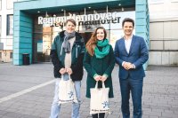 Nils Merten wird im Team „Koordinierung Einreise und Visa“ arbeiten, Tina Wellhausen kommt im Team Kultur zum Einsatz. Ihren neuen Chef, Regionspräsident Steffen Krach, haben sie schon am ersten Arbeitstag kennengelernt. / Fotos: Region Hannover, Philipp Schröder 