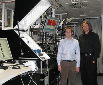 Matthias Wissert, PhD Student@DFG Heisenberg Group, (links) und Dr. Hans Eisler (rechts) im Labor