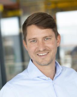 „Wir haben cyber-physische Systeme entwickelt, dank denen das Füllventil selbst herausfindet, wie es ein bestimmtes Getränk optimal und möglichst schnell in einen bestimmten Behälter einfüllt“, erläutert Jochen Ohrem, Expert of R&D Management bei KHS in Bad Kreuznach, das Ergebnis des Forschungsprojekts DnSPro